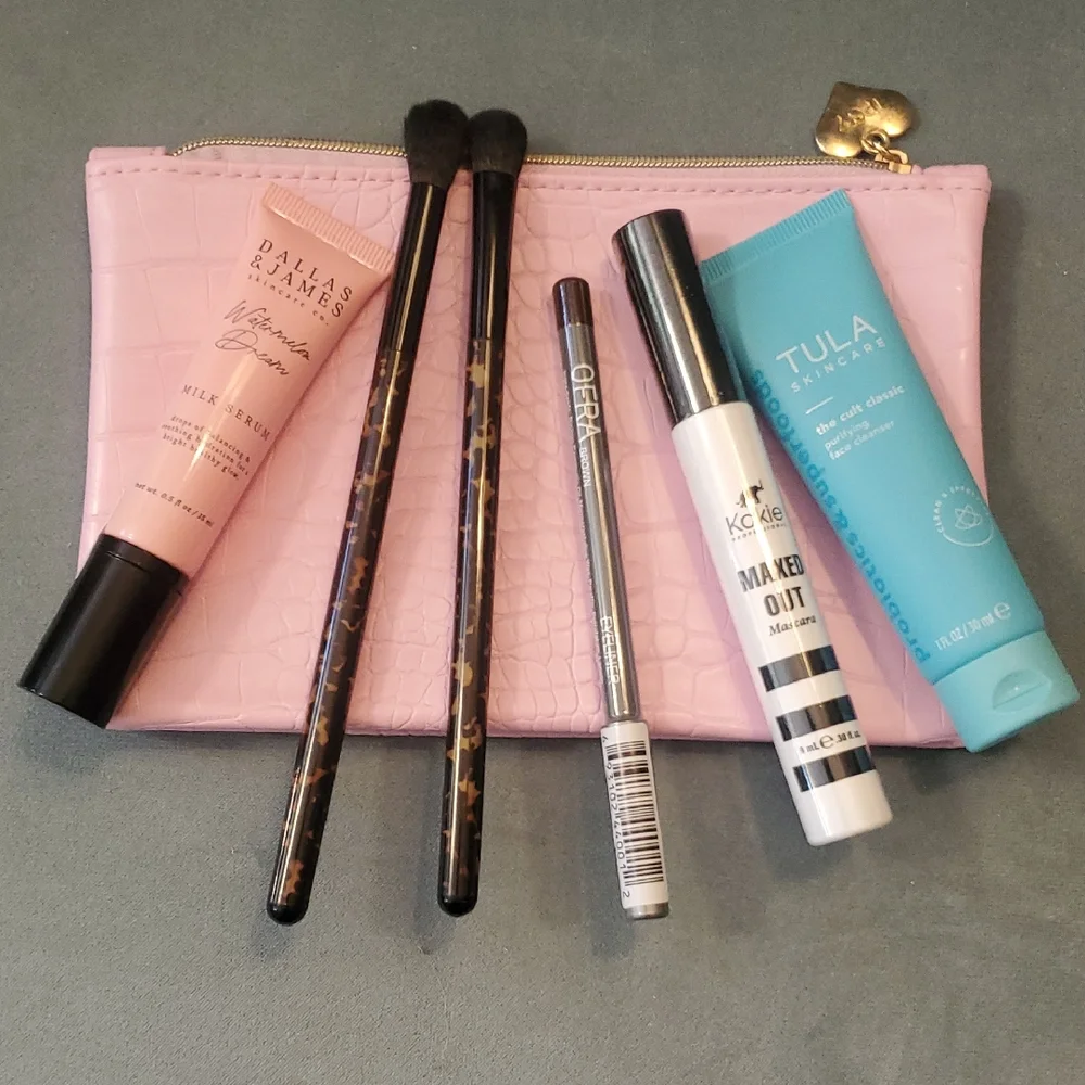7 ipsy Items makeup ,bag , brushes & serum